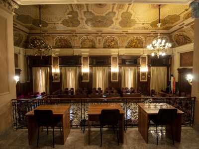 A sinistra possiamo scorgere la tribuna della stampa sopraelevata, limitata da un cancelletto di ferro. Vi entriamo, per godere di una vista impagabile su quello che � il pi� rilevante spazio di rappresentanza democratica della citt�
